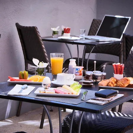 Hotell Golden Tulip De Paris 4*